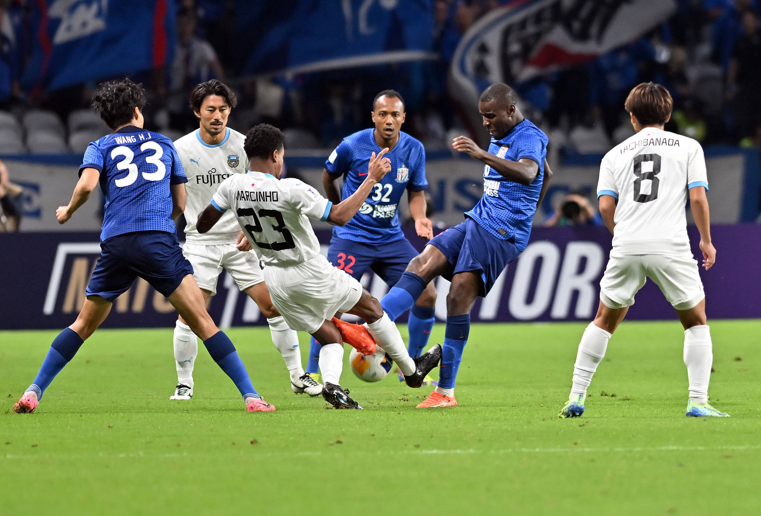 雷火电竞app-包含足球比赛场上搏击，团队合力终获胜利的词条