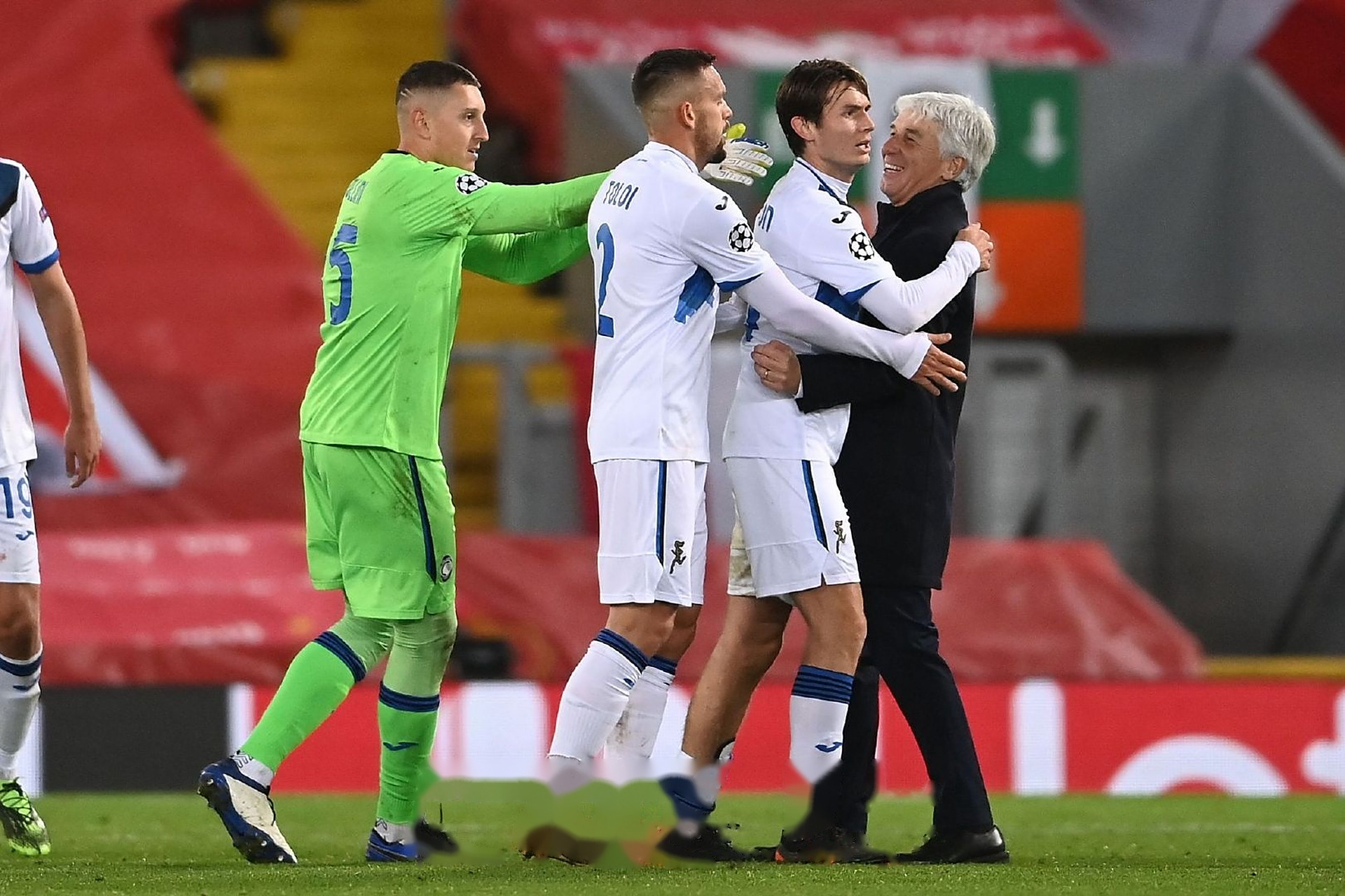 强者争锋:两支顶级球队将在球场上进行角逐 强者争锋:两支顶级球队将在球场上进行角逐