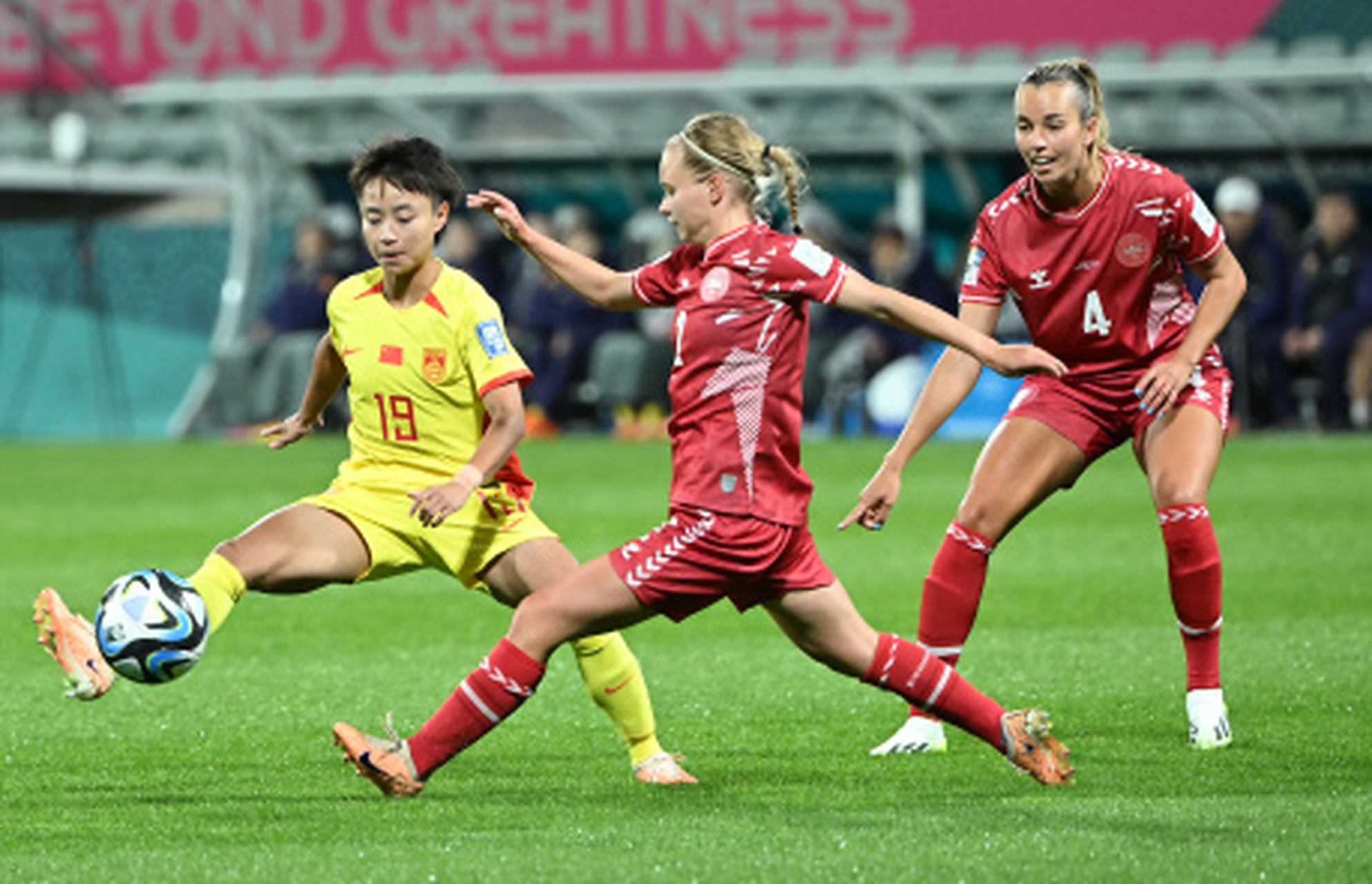 雷火电竞合作-丹麦女足汇聚力量，全队合作晋级成功的简单介绍