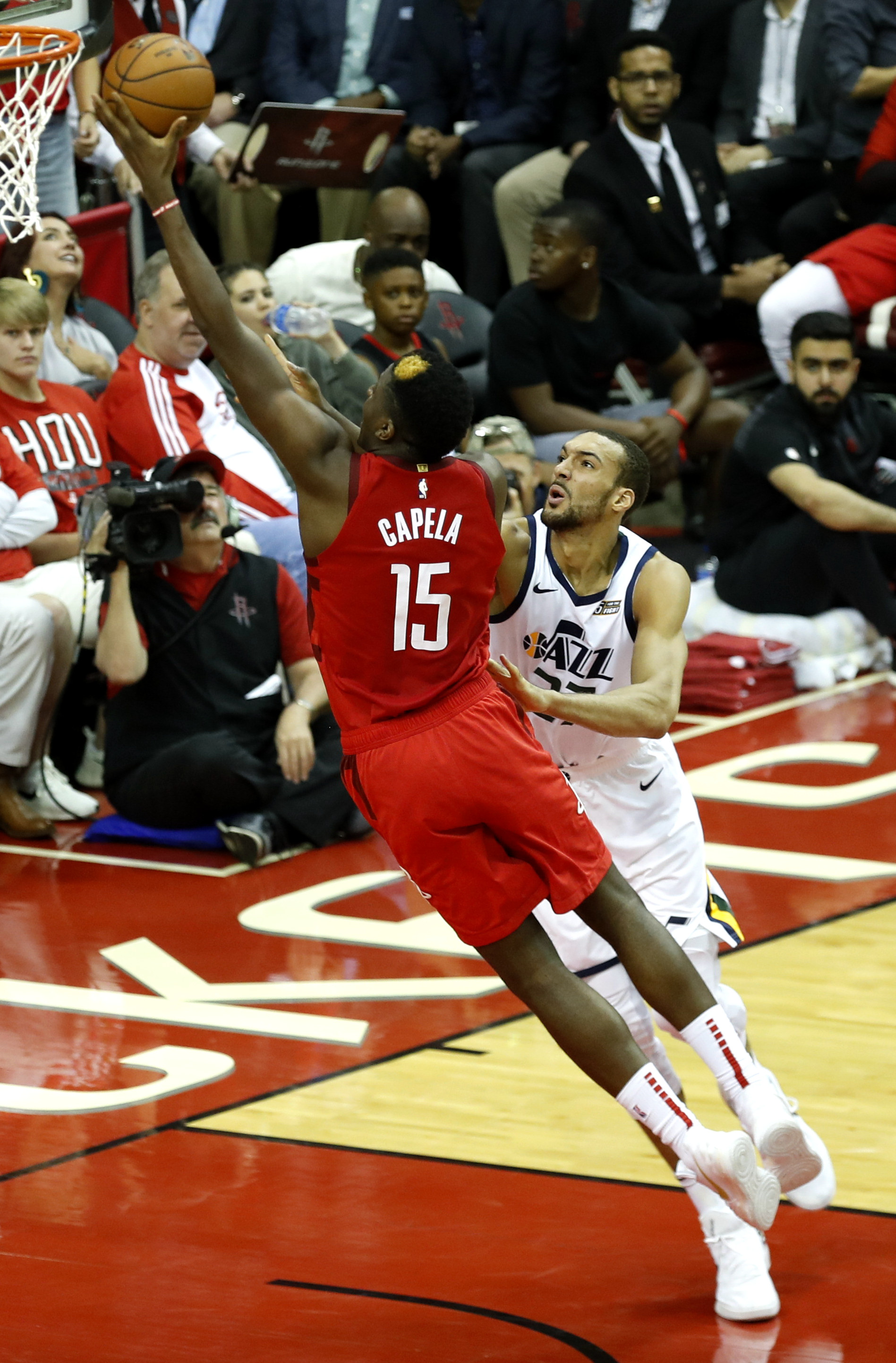 雷火电竞下载-犹他爵士队主场告捷喜获胜利