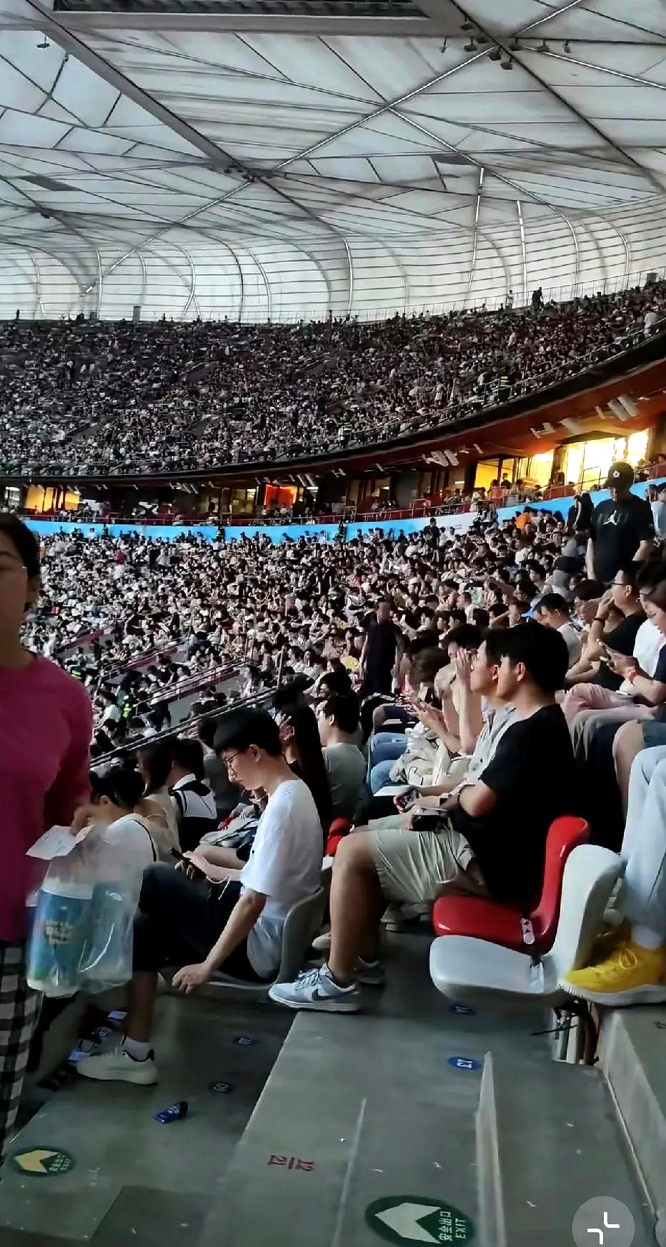 包含精彩纷呈!球场上场面火爆异常,观众热情高涨的词条 包含精彩纷呈!球场上场面火爆异常,观众热情高涨的词条